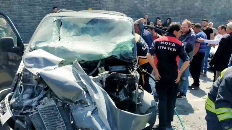 Hurdaya dönen araç içinde sıkışan sürücüyü ekipler kurtardı