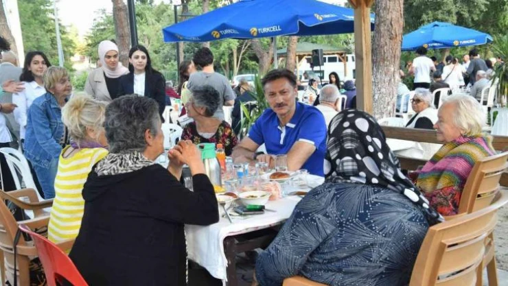 Huzurevi sakinlerine babalar günü kutlaması