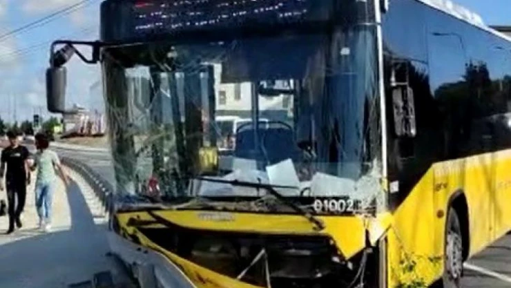 İETT peronundan kayan otobüs, yoldaki otomobile çarparak durdu