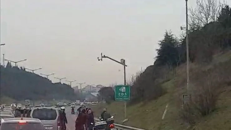 İki grup trafik yüzünden kavga etti, ambulans ilerlemekte güçlük çekti