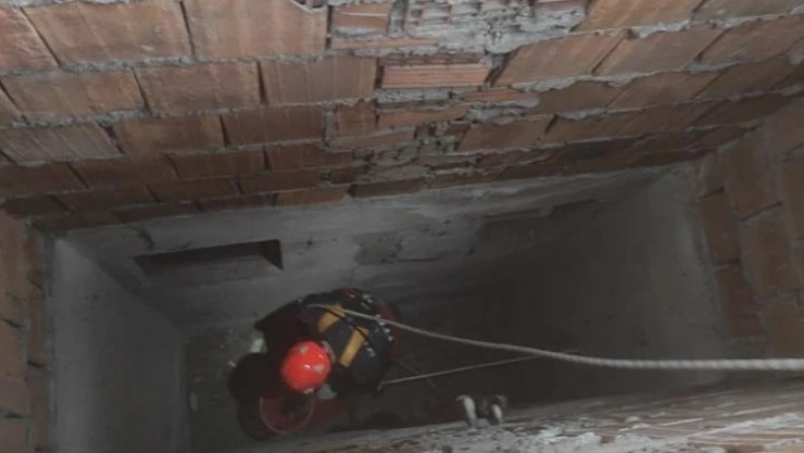 İki gündür havalandırma boşluğunda mahsur kalan kediyi itfaiye kurtardı