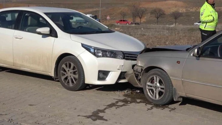 İki otomobil kafa kafaya çarpıştı: 2'si çocuk 4 yaralı