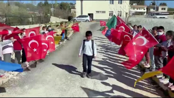 İkinci olduğu turnuva sonrası okulunda şampiyon gibi karşılandı