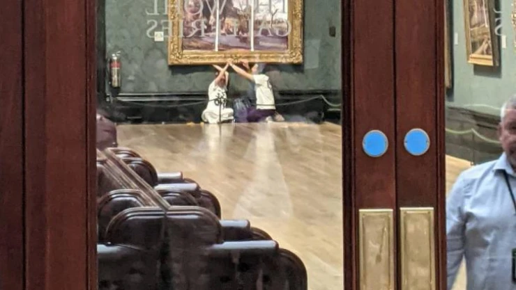 İklim aktivistleri yapışkanlı eylemlerine devam ediyor