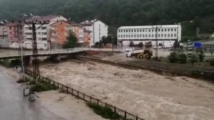 İlçeyi birbirine bağlayan köprü sel sularıyla yıkıldı