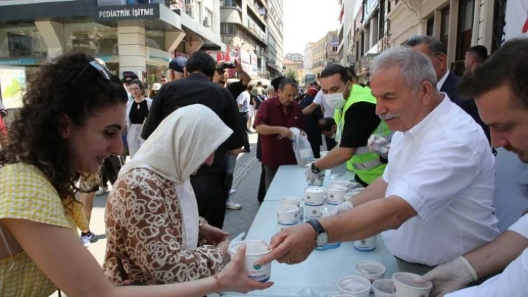İlkadım'da 7 farklı noktada aşure dağıtıldı