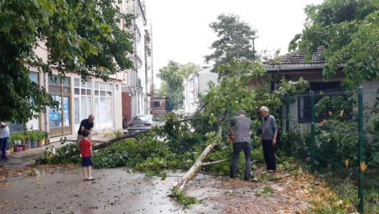 İnegöl'de bayramın birinci günü sağanak sele sebep oldu