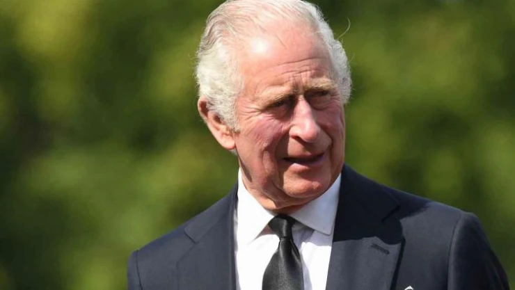 İngilizler yeni kralını sevgiyle karşıladı