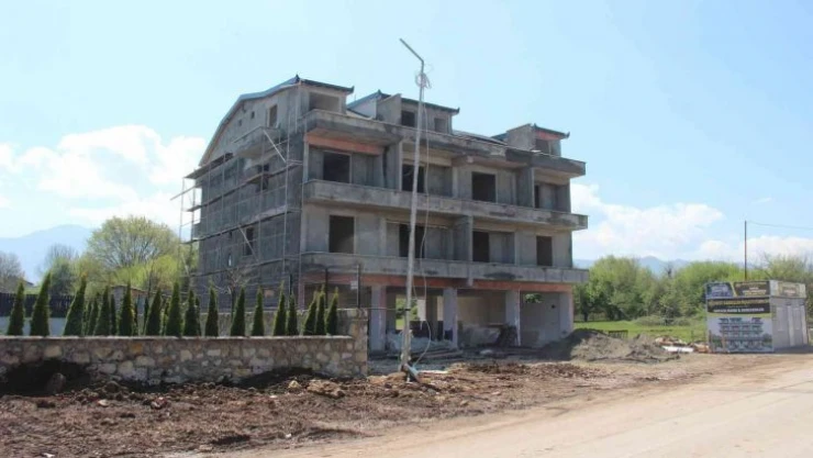 İnşaat halindeki binadan düşen genç yaralandı