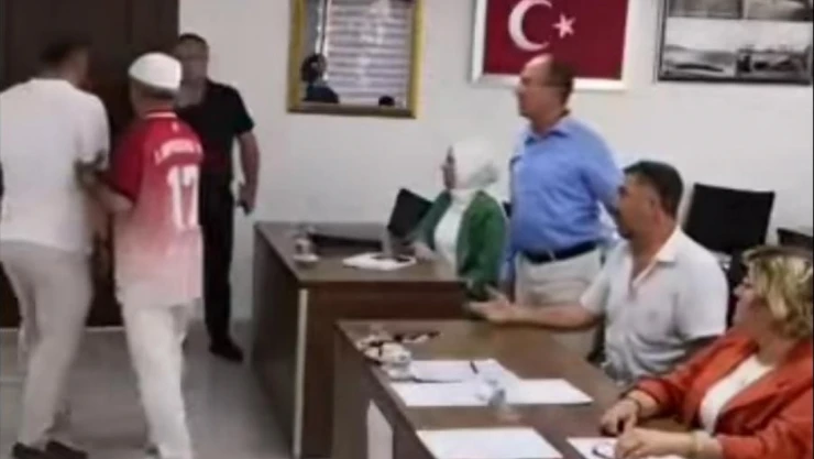 İş insanı belediye meclis toplantısını bastı
