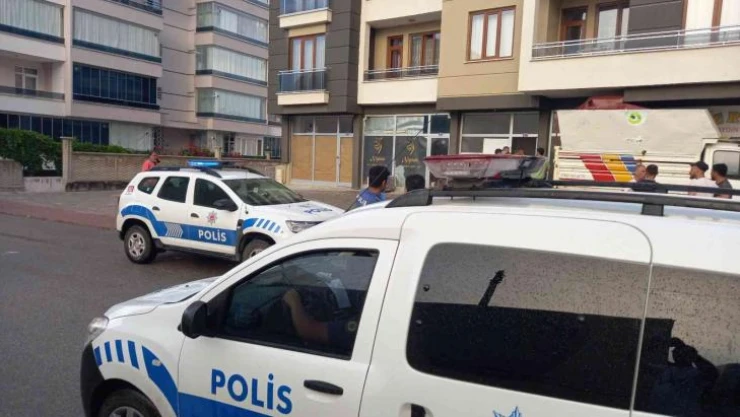 İş yeri sahibini vurmak için saldıran kardeşler misafiri vurdu