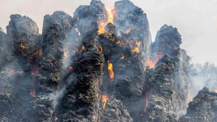 İspanya'da itfaiyecilerin alevlerle mücadele anları