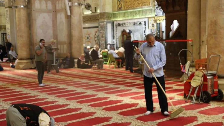 İsrail güçlerinin saldırıları sonrası Mescid-i Aksa'da temizlik yapıldı