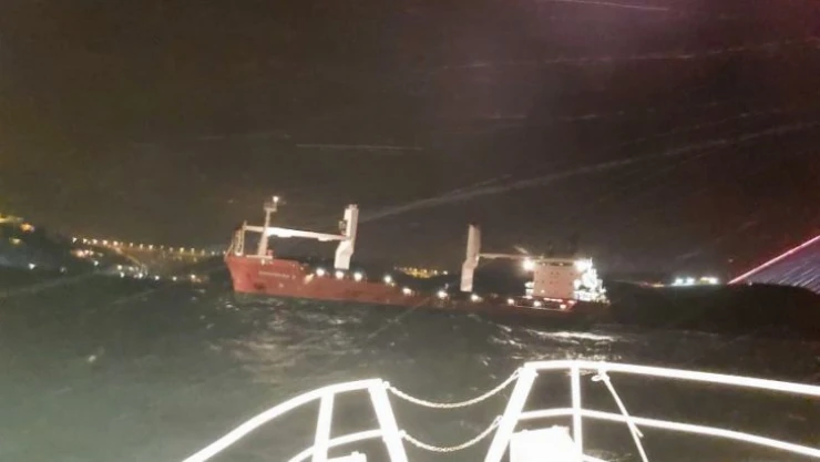 İstanbul Boğazı'nda gemi trafiği çift yönlü askıya alındı