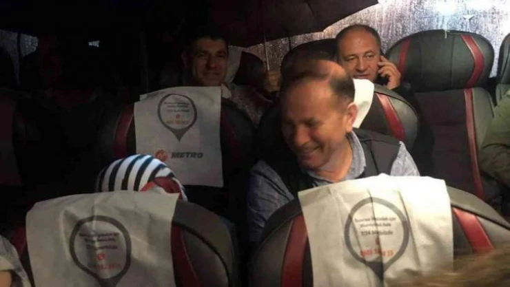 İstanbul-Bursa seferi yapan otobüste şemsiyeli yolculuk