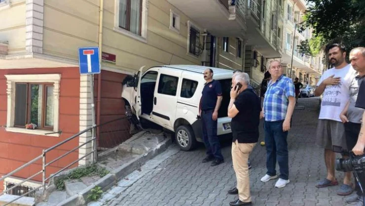 İstanbul'da dehşet anları: Araç eve daldı, ikiz çocuklar ve kardeşi yaralandı