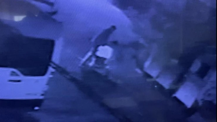 İstanbul'da gasp dehşeti kamerada: Darp ettikleri genci yerde sürükleyip telefonunu çaldılar