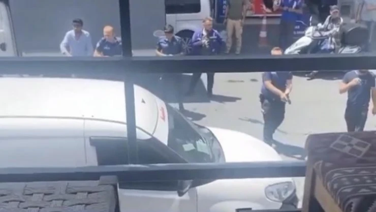 İstanbul'da hareketli anlar: Oğluyla tartışıp etrafa saldırdı, polis silah çekip biber gazı sıktı
