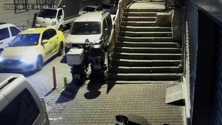 İstanbul'da ilginç hırsızlık kamerada: Taksi ile gelip aracın jant kapağı çaldı