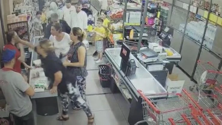 İstanbul'da kadın kasiyere kadından tokatlı saldırı kamerada