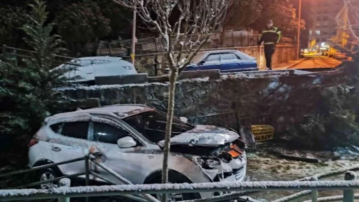 İstanbul'da korku dolu anlar kamerada: Otomobil çocuk parkına uçtu