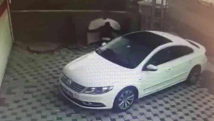 İstanbul'da otomobillere dadanan kaput hırsızı kamerada