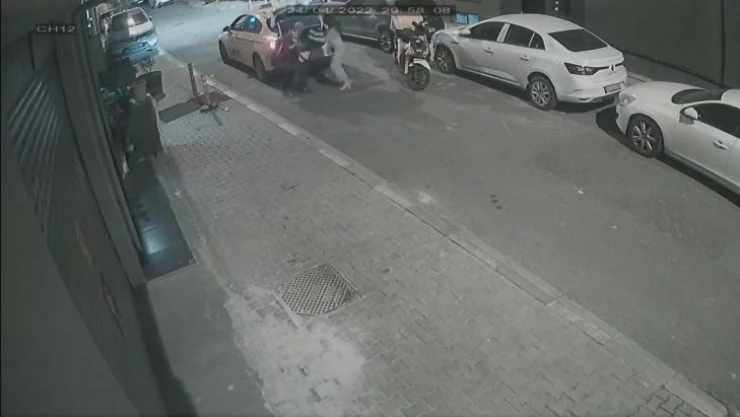 İstanbul'da taksici ile kuryenin yumruklu kavgası kamerada: Kadının valizini yere atıp gitti