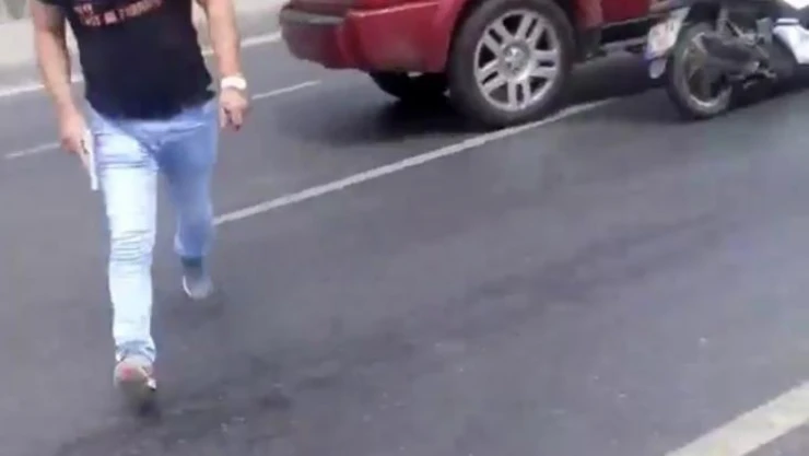 İstanbul'da trafik magandaları kamerada: Biri silahla darp etti, diğeri aynasını tekmeledi