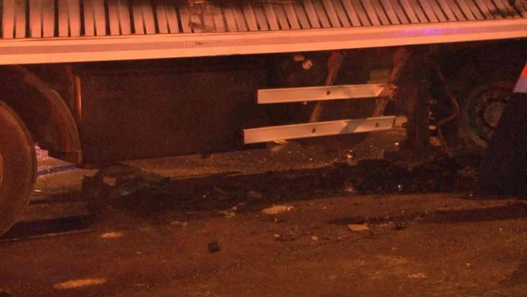 İstanbul Sultanbeyli'de otomobil tıra çarptı: 3 yaralı