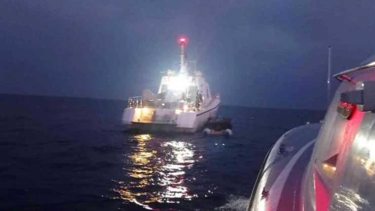 İzmir açıklarında 48 düzensiz göçmen yakalandı
