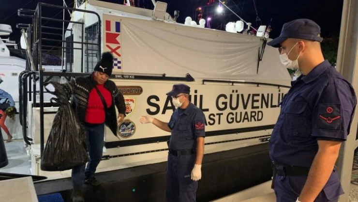 İzmir açıklarında 77 göçmen kurtarılırken, 92 göçmen yakalandı
