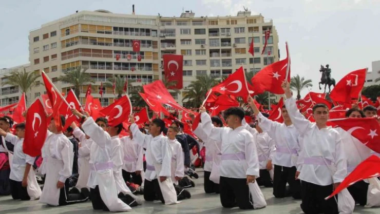 İzmir'de 23 Nisan coşkuyla kutlandı