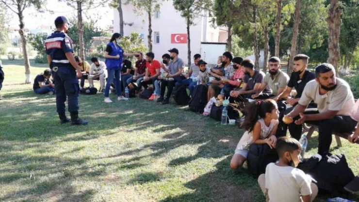 İzmir'de 278 düzensiz göçmen ve 4 organizatör yakalandı