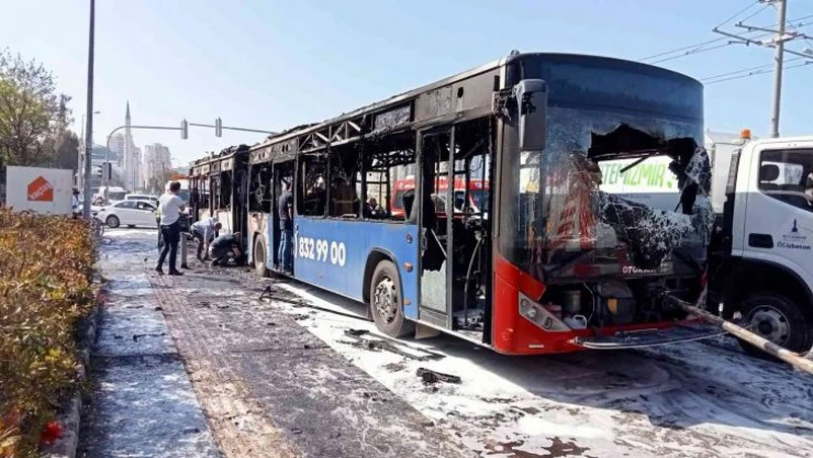 İzmir'de belediye otobüsü alevlere teslim oldu