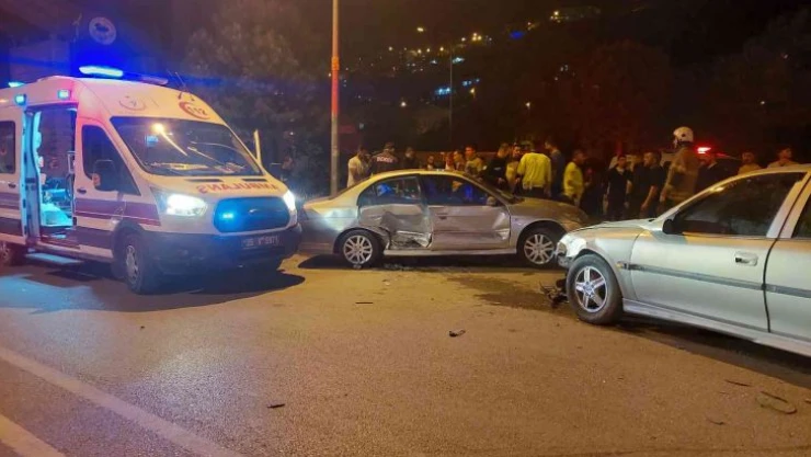İzmir'de iki otomobil çarpıştı: 2'si çocuk 6 yaralı