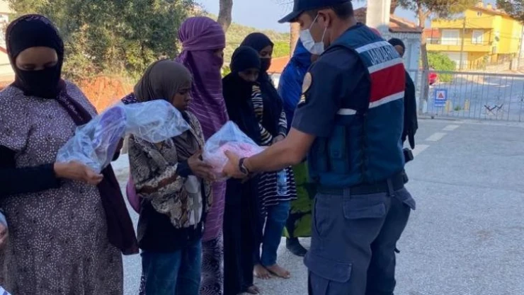 İzmir'de jandarma ekipleri 447 göçmen yakaladı