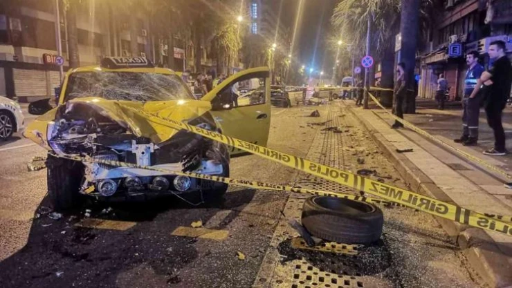 İzmir'de kontrolden çıkan taksi kağıt toplayacısına çarptı: 1 ölü, 1 yaralı