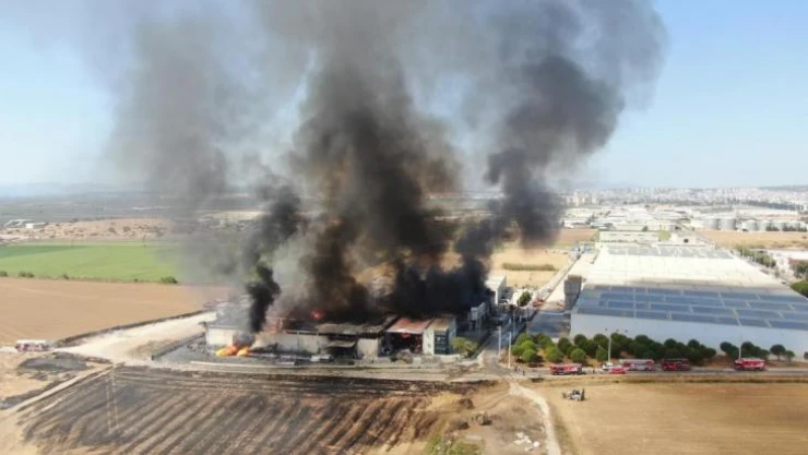 İzmir'de kozmetik fabrikasında büyük yangın
