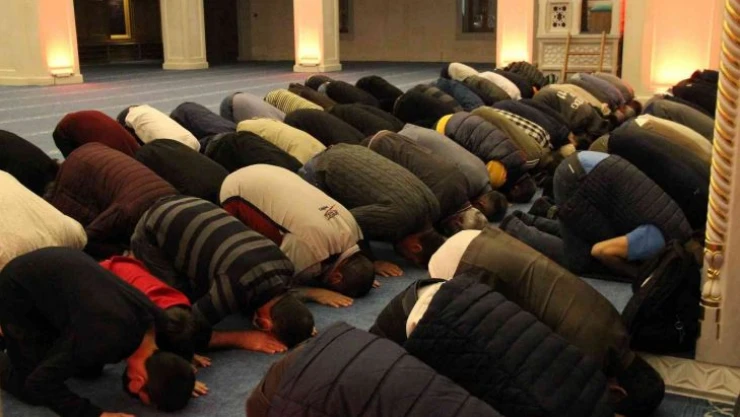 İzmir'de Ramazan ayının ilk teravihi kılındı