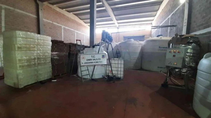 İzmir'de sahte içki tacirlerine darbe: 25 ton sahte/kaçak alkol ele geçirildi
