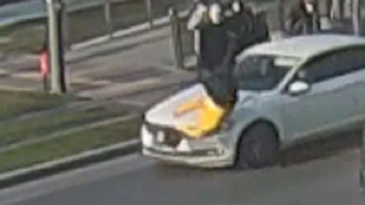 İzmir'de yaya ve motosikletlilerin karıştığı kazalar kamerada