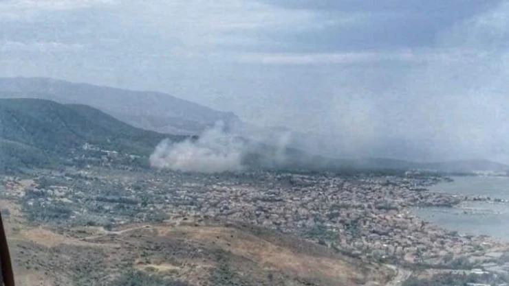 İzmir'de yerleşim yerlerine yakın ağaçlık alanda yangın