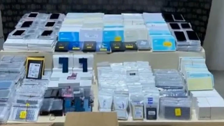İzmir polisinden gümrük kaçağı cep telefonu ve aksesuarı operasyonu