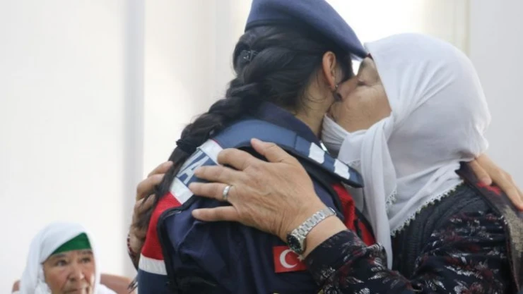 Jandarma ekipleri kadınlara KADES eğitimi