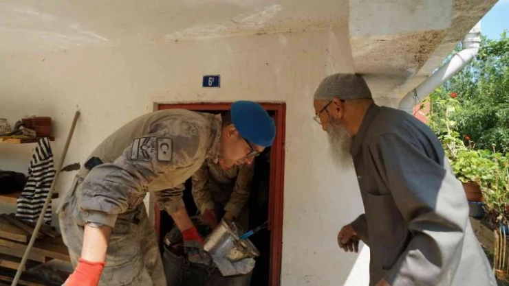 Jandarmanın suya atlayıp boğulmaktan kurtardığı yaşlı adam gözyaşlarına hakim olamadı: