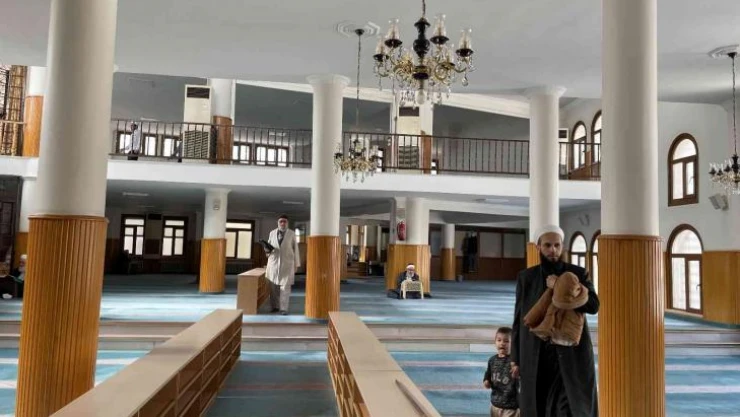 Kabe ölçülerine göre yapılan cami dikkat çekiyor
