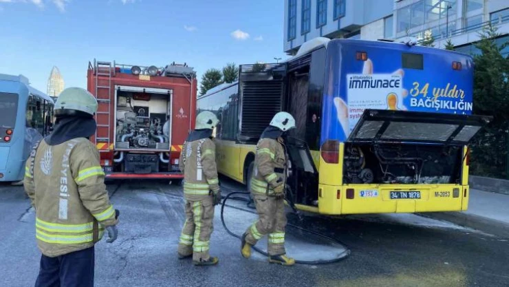 Kadıköy D-100 Karayolu'nda İETT otobüsünde yangın paniği