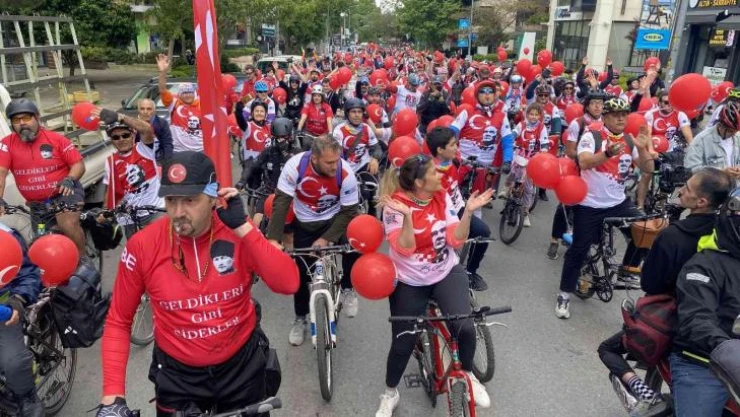 Kadıköy'de '19 Mayıs Gençlik Şöleni' bisiklet turu ile renkli görüntüler oluşturdu