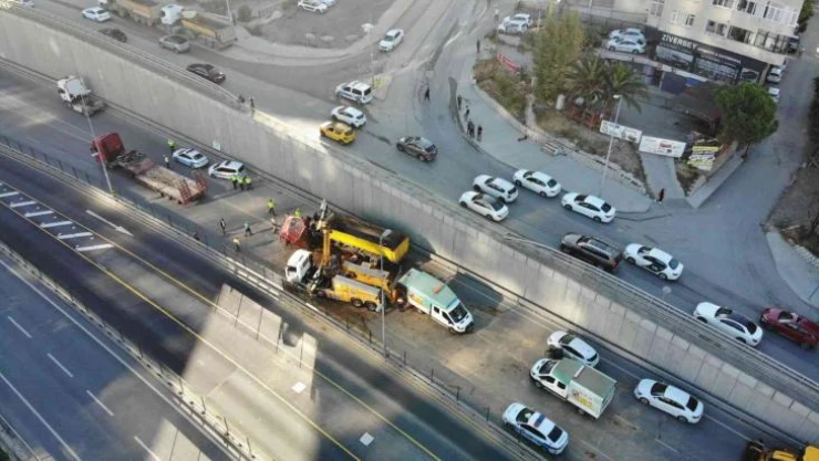 Kadıköy'de devrilen hafriyat kamyonu 8 saatlik çalışma sonucu kaldırıldı