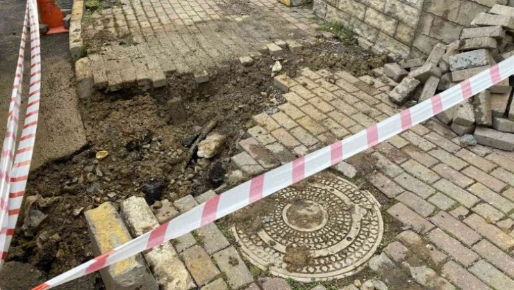 Kadıköy'de İSKİ'ye ait boru patladı, fışkıran su metrelerce yükseldi